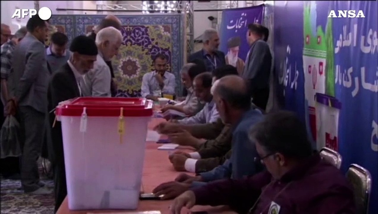 Gli iraniani si recano alle urne per votare al...