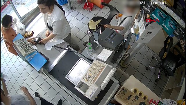 Sultangazi’de küçük çocuğa telefon çaldırdı; hırsızlık kamerada