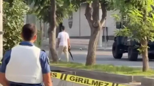 Polis merkezi önünde rastgele ateş etti, bacağından vurularak etkisiz hale getirildi