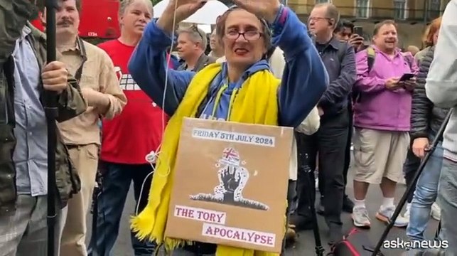 Sunak esce da Downing street fra la folla che canta Bye bye Tories