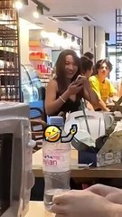 Prank : Ramener un micro onde dans un restaurant et l’utiliser