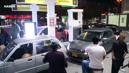 Grev öncesi petrol istasyonunda uzun kuyruklar oluştu, kalabalık dışarı taştı