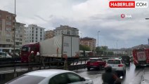 Avcılar Denizköşkler mevkiinde yağış nedeniyle kayan TIR bariyerlere çarptı