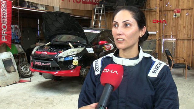 Kadın yarış pilotu, hem yarış aracı hazırlıyor hem parkura çıkıyor