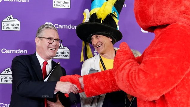 Elmo shakes hands with Keir Starmer and congratulates him on election victory