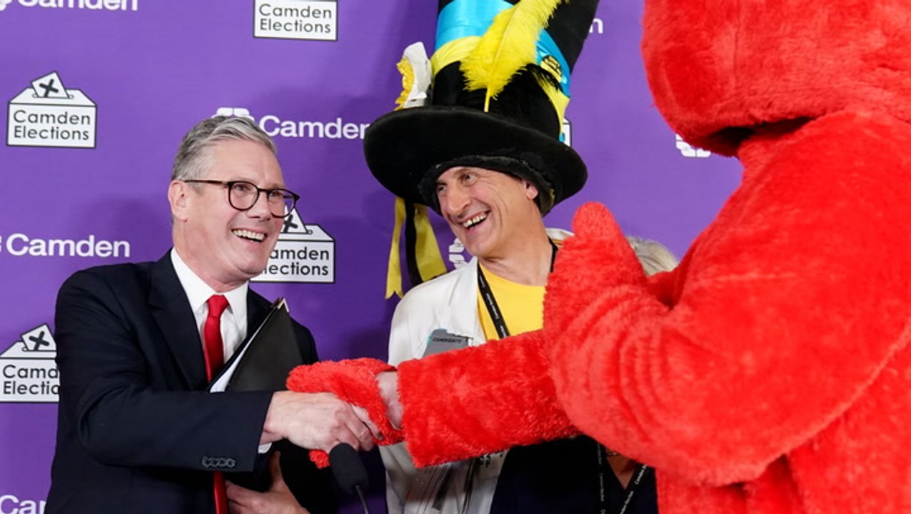 Elmo shakes hands with Keir Starmer and congratulates him on election victory