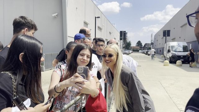 Alisha Lehmann al J|Medical: foto e sorrisi con i tifosi