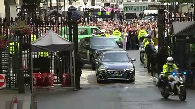 Starmer arrives at Downing Street for first time as PM