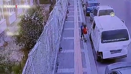 7 ve 9 yaşlarındaki iki çocuğun minibüsü yaktığı anlar kamerada