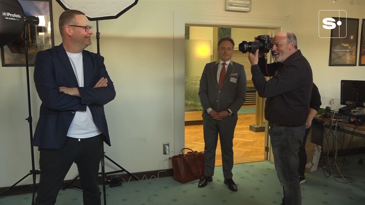 "Sérieux ? Celui-là ?" : quand Bart De Wever chambre Raoul Hedebouw en plein shooting photo
