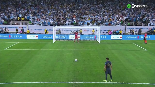 Dibu Martínez ataja el penal de Ángel Mena en la definición de los cuartos de final de la Copa América ante Ecuador