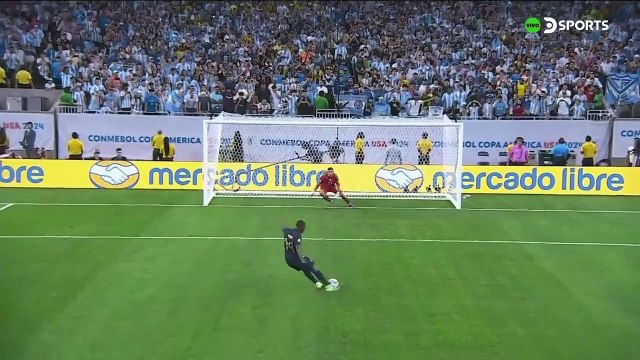 Dibu Martínez ataja el penal ante Kevin Minda en la definición ante Ecuador en los cuartos de final de la Copa América