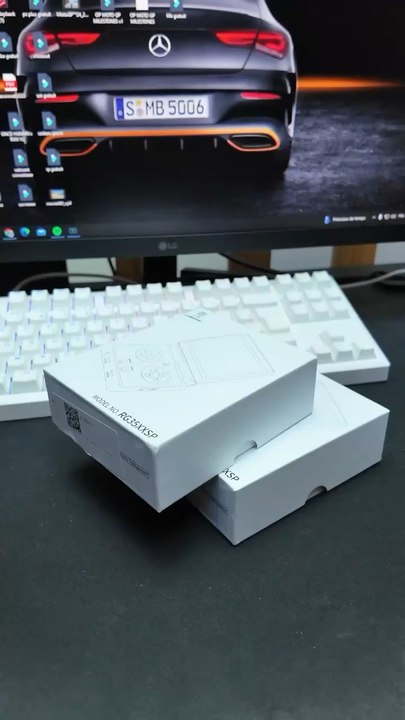 On decouvre un colis qu’on a recu ensemble et c’est une dinguerie ! 