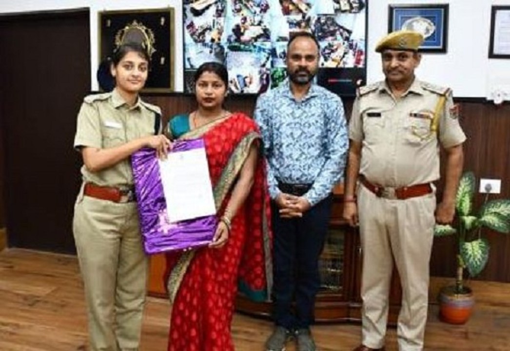 हिना का एसपी ने किया सम्मान, सुरक्षा सखी बनने का दिया निमंत्रण
