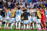 Argentina da un paso más a la defensa de Copa América y corre con mucha suerte