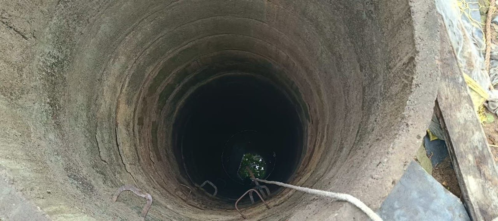 मौत का कुआं, लकड़ी का बत्ता को निकालने उतरे एक-एक कर पांच की मौत, किकिरदा गांव की घटना