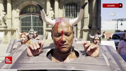 İspanya'da boğa güreşi karşıtları, San Fermin Festivali öncesi gösteri yaptı