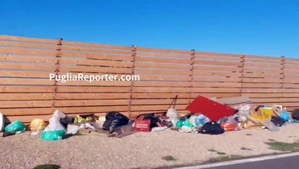 Margherita di Savoia: rifiuti sulla strada vicina alle saline