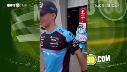 ¡Qué regalazo! Una fanática le entregó una tremenda pintura a David Alonso, el piloto colombiano en Moto3