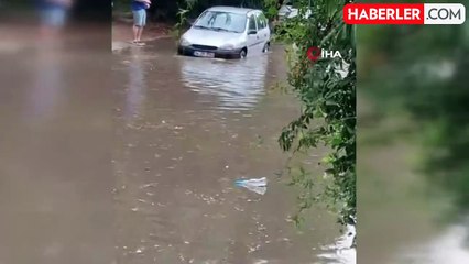 Kartal'da sağanak yağış sonrası yollar göle döndü