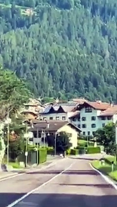 زندگی بڑی عجیب ہے ہم کسی بھی چیز کے بغیر آتے ہیں پھر ہر چیز کے لئے لڑتے ہیں  پھر ہم ہر چیز چھوڑ کر  بغیر کسی چیز کے رخصت ھو جاتے ہیں