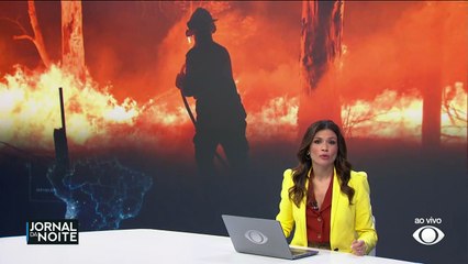 Bombeiros trabalham para combater incêndio no Pantanal