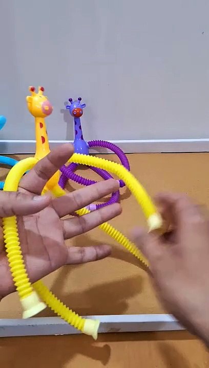 Telescopic Suction Cup Giraffe Toy, LED Telescopic Pipe with Suction Cup, Shape-Changing Stretch Tube, Parent-Child Interactive Toy Random Color