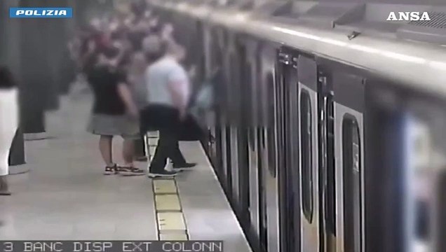 Milano, tre borseggiatori colti sul fatto e arrestati nella stazione metro
