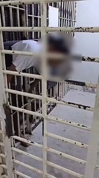 Detento tenta fugir de cela e fica entalado