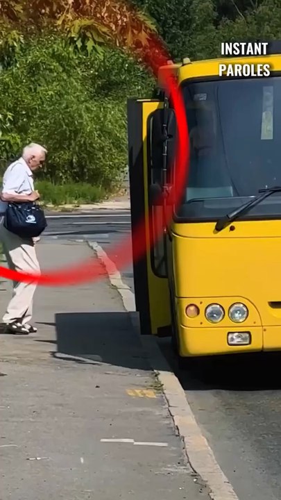 Ce motard réalise un geste précieux pour un motard n’ayant pas pu monter dans le bus