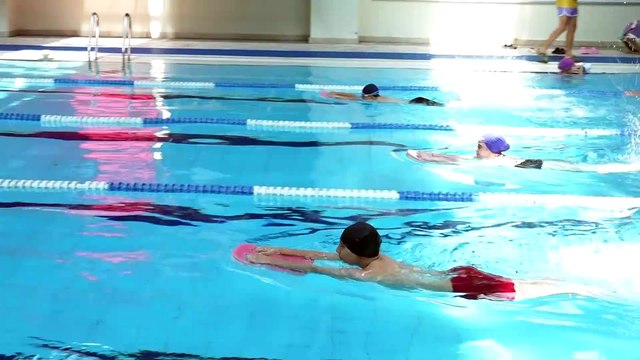 Osmangazi’de öğrenciler yazı yüzerek geçiriyor