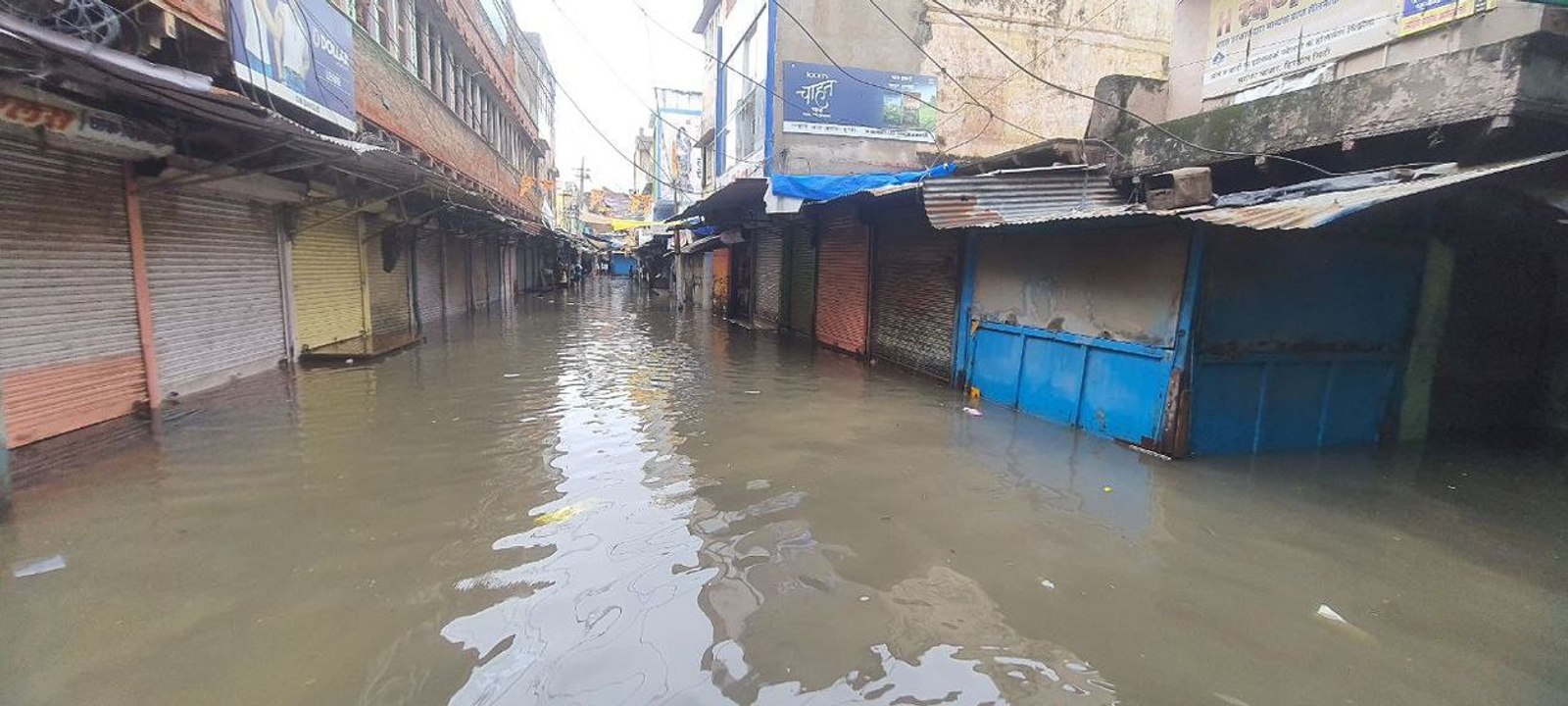 साढ़े तीन घंटे में 3.1 इंच बारिश, बाजार में 100 दुकानों में भरा पानी, 25 लाख रुपए का नुकसान