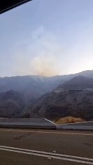 فرق الإطفاء تباشر حريقاً انتشر في جبال عقبة الباحة