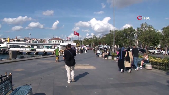 Kadıköy'de sağanak yağmura aldırış etmeden yüzdüler