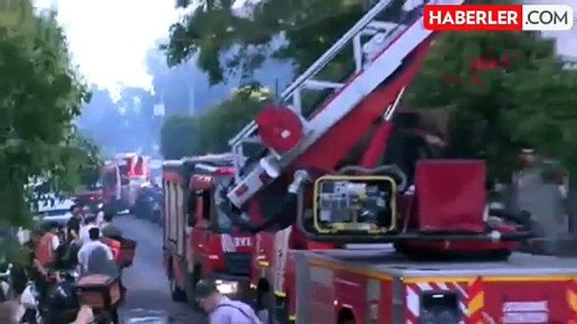 Eyüpsultan'da 3 Katlı Binanın Çatısında Çıkan Yangın Söndürüldü