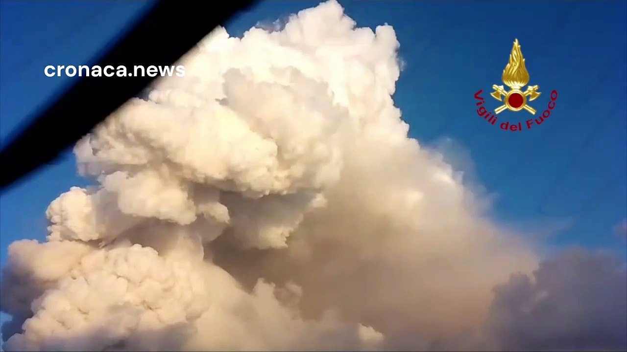 Vulcano Stromboli: eruzione del 4 luglio 2024 vista da elicottero dei Vigili del Fuoco