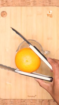 Así puedes exprimir naranjas con unas pinzas