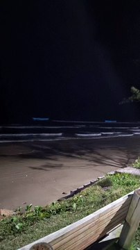 Luzes azuis fluorescentes aparecem no mar e impressionam moradores em SC