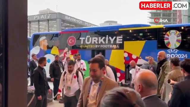 UEFA tarafından 2 maç ceza verilen Merih Demiral, Berlin'de bozkurt işaretiyle karşılandı