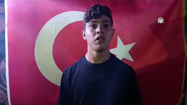 Suriye’nin kuzeyinde saldırdığı Türk bayrağını öpüp özür diledi