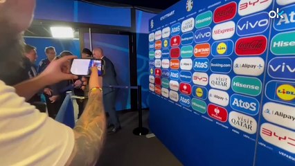 Pedri abandonó la zona mixta casi sin poder andar