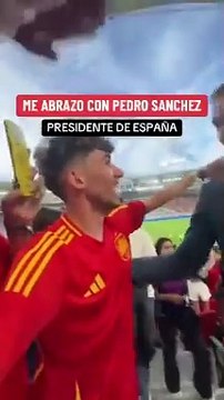 El abrazo de Segarra con Pedro Sánchez