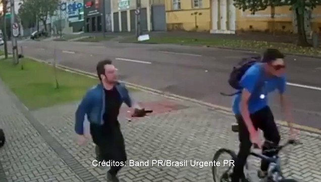 Vídeo: Repórter da Band sofre tentativa de assalto, reage com rasteira em bicicleta e criminoso foge em Curitiba
