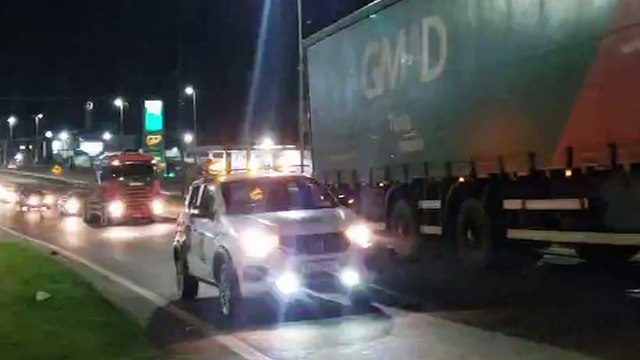 Carreta sai da pista e rodado fica enroscado causando transtornos a motoristas no Trevo Cataratas