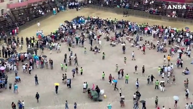 Palio di Siena, nuovo rinvio causa pioggia: si corre domani