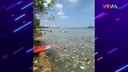 Pantai Pasir Putih Lampung Dipenuhi Tumpukan Sampah