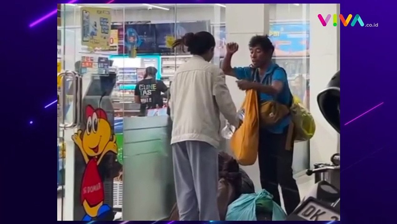 Pedagang Ini Dorong Wanita yang Beri Minuman-Makanan