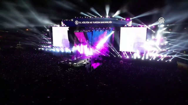 Şarkıcı Bengü Van Kültür Yolu Festivali'nde konser verdi