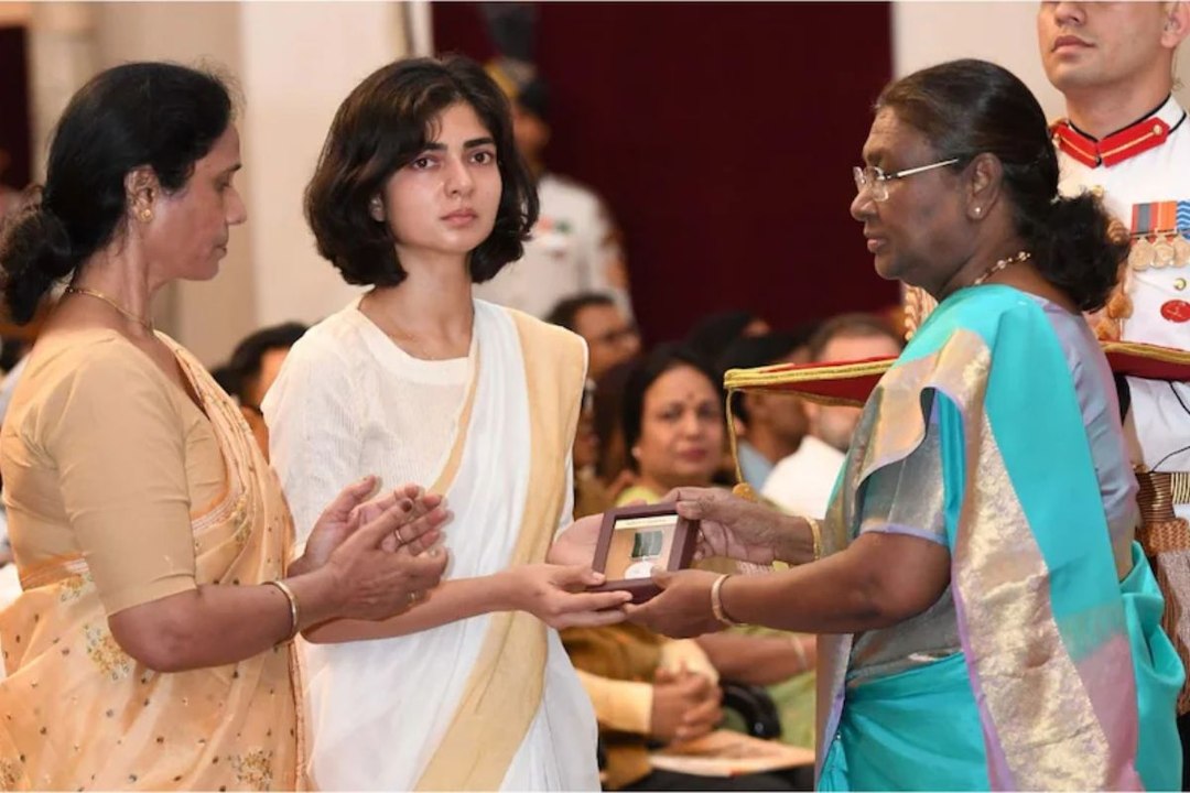 शहीद पति की शौर्य गाथा सुनकर फफक पड़ी पत्नी, सबकी आंखें हुई नम, देवरिया का था वो जाबाज शेर