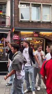 İngilizler, faşist Alman taraftlarla dalga geçti